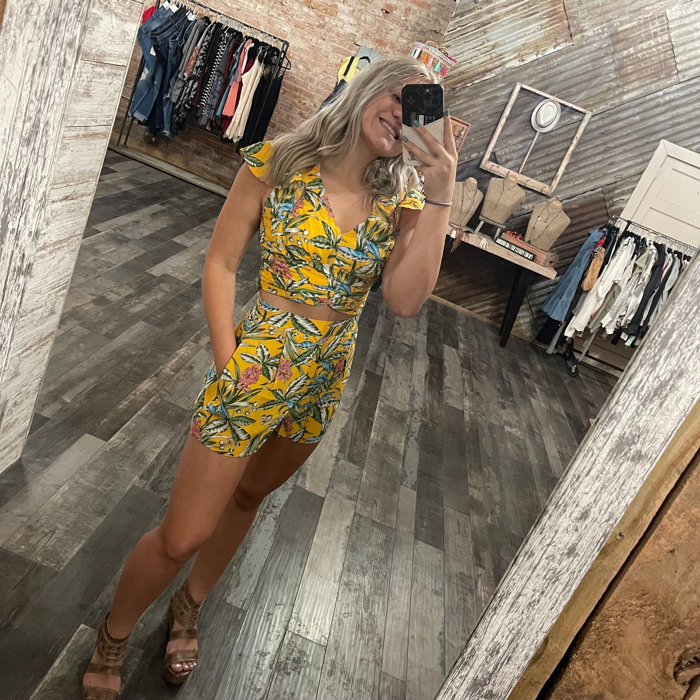 Hawaii vibes outfit
