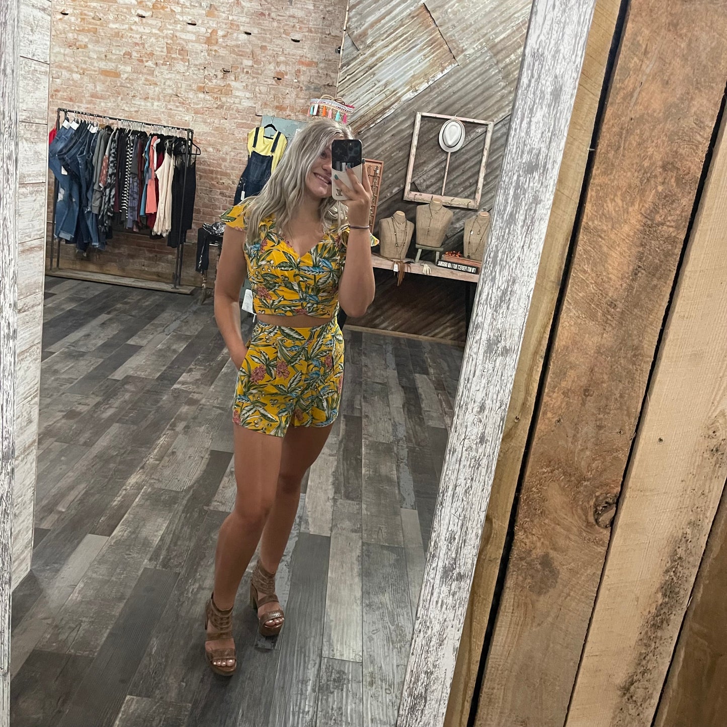 Hawaii vibes outfit
